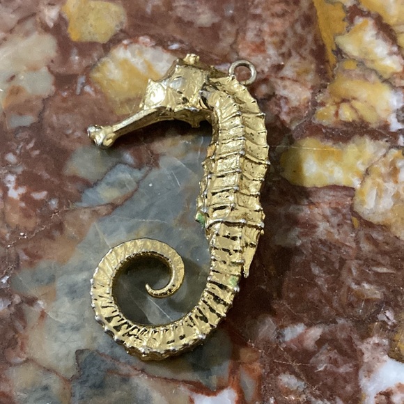 Gold-Colored Metal Seahorse Pendant - Picture 3 of 8